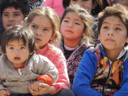 Ni&ntilde;os de barrios vulnerables en el Centro comunitario Los Bajitos, provincia de Buenos Aires.