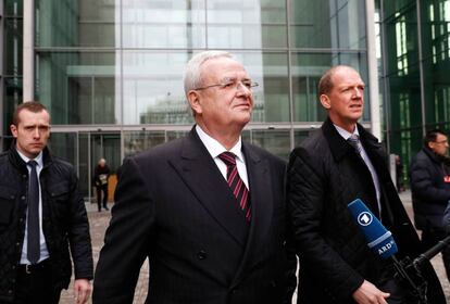 El ex presidente de Volkswagen Martin Winterkorn abandona el Bundestag tras declarar en una comisión parlamentaria en enero de 2017.
