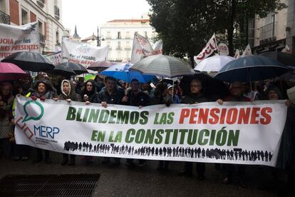 Cabecera de la manifestación en defensa de unas pensiones dignas promovida por sindicatos y organizaciones ciudadanas, por el centro de Madrid, inicialmente convocada por la Mesa Estatal por el Blindaje de las Pensiones (MERP), a la que se han sumado UGT y CC OO.