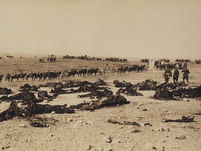 Cuerpos de soldados españoles en el monte Arruit de Marruecos durante el desastre de Anual, julio de 1921.