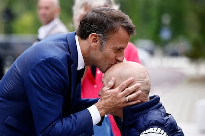 Emmanuel Macron besa a un simpatizante en la cabeza este domingo a su llegada al colegio electoral, en Le Touquet-Paris-Plage. 
