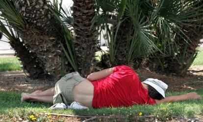 Un joven se protege del calor en Valencia.