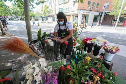 Reapertura de los quioscos de plantas y flores como este de la Avenida de Oporto durante la Fase 0 del Estado de Alarma. En la imagen, Coral, una empleada.