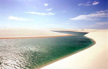 Uma das lagoas dos Len&ccedil;&oacute;is Maranhenses.