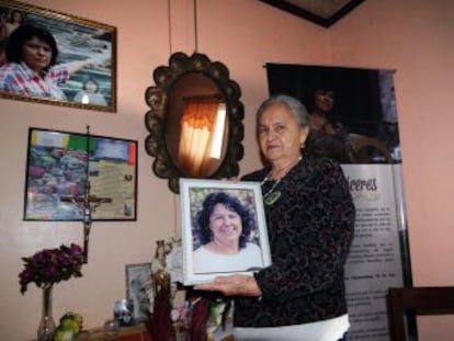 La familia de la ambientalista hondureña asesinada hace año y medio batalla por perseguir a los autores intelectuales del crimen, en el que expertos internacionales implican a funcionarios del Estado