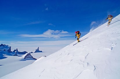 La Antártida es uno de los grandes desiertos del mundo. Históricamente, el viento era el enemigo mortal de los exploradores que se adentraban en él camino del Polo Sur, pero los aventureros modernos lo han convertido en su aliado gracias al kite esquí, que los permite recorrer los campos de hielo antárticos impulsados por cometas que aprovechan la fiereza del viento catabático.