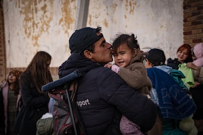 Migrantes reciben alimentos y ropa afuera de un refugio en Ciudad Jurez.