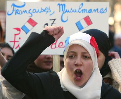 La polémica por el uso del pañuelo islámico en la república francesa ha sido una constante. En los colegios públicos y universidades estatales se prohibió al entender que se trata de un símbolo religioso que rompe con la tradición laica. La decisión fue contestada por muchas mujeres musulmanas francesas. Sarkozy añadió a esta prohibición la del uso del niqab, por motivos de seguridad.