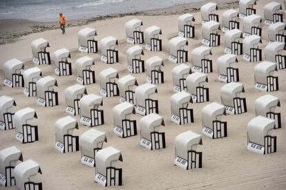 Un hombre camina por la playa de Sellin, Alemania. 27 de mayo de 2014.