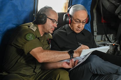 Benjamín Netanyahu, durante una visita a la base del mando norte del ejército israelí, en la ciudad de Safed, el jueves.