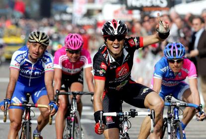 Alejandro Valverde celebra la victoria en la clásica ciclista Lieja- Bastoña en 2006 con Caisse d' Épargne