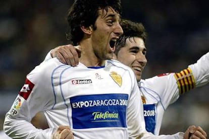 Diego Milito celebra, junto a Cani, uno de sus cuatro tantos al Real Madrid.