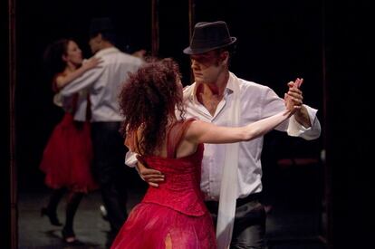 Joaquín Galán y Baetriz Ortega bailan un tango durante el ensayo de 'La dama de las camelias' dirigida por Juana Casado.