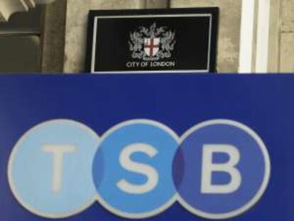 Vista del rótulo de una sucursal del banco británico TSB en una sucursal de Londres, Reino Unido. EFE/Archivo