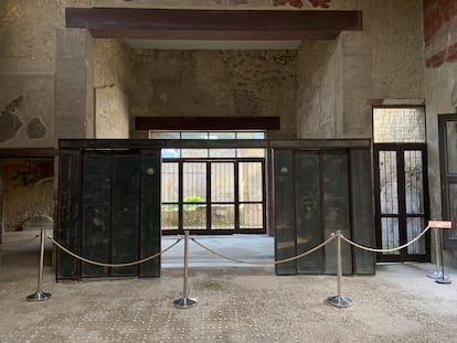 Puerta romana de madera en Herculano.