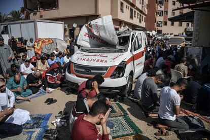 Palestinos rezan la oración del viernes, mientras los ataques israelíes continúan en la franja de Gaza, este viernes en el patio del hospital Nasser de Jan Yunis.