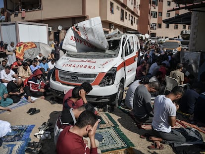 Rezos durante la oración del viernes en el patio del hospital Nasser de Jan Yunis, en Gaza.