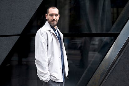 El humorista Jorge Ponce, el 23 de octubre ante el Museo Reina Sofía en Madrid.