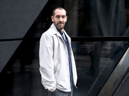 El humorista Jorge Ponce, el 23 de octubre ante el Museo Reina Sofía en Madrid.