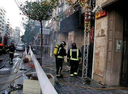 Los bomberos trabajan en el incendio de la discoteca de Valencia.