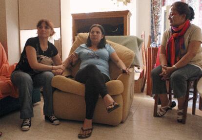 Mari Carmen, en el centro, acompañada por dos vecinas, esta mañana en su vivienda esperando el desalojo.