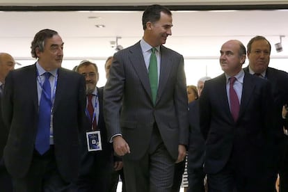 Juan Rosell, presidente de CEOE; el Principe Felipe y Luis de Guindos, ministro de Econom&iacute;a, ayer a la entrada de la cumbre de la innovaci&oacute;n de CEOE.