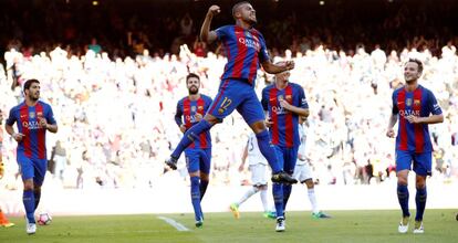 Rafinha celebra su segundo gol del partido ante sus compañeros.