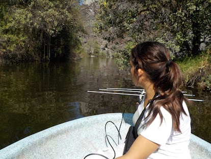 Una investigadora durante un recorrido por los canales de Xochimilco, en Ciudad de México.