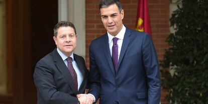 GRAF6872. MADRID (ESPA&Ntilde;A), 15/10/2018.- El presidente del Gobierno Pedrto S&aacute;nchez, durante su reuni&oacute;n con el presidente de la comunidad de Castilla La Mancha Emiliano Garc&iacute;a Page, esta ma&ntilde;ana en el Palacio de La Moncloa.-EFE/Fernando Villar