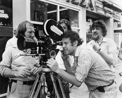 El director checo Milos Forman (centro), en un momento del rodaje de la película 'Taking off' en Nueva York, en 1970.