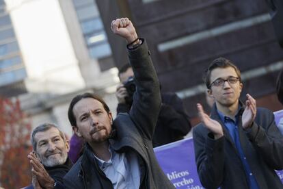 El líder de Podemos, Pablo Iglesias (c), acompañado del ex JEMAD y número dos de los formación por Zaragoza, Julio Rodríguez y el director de campaña del partido, Íñigo Errejón, en un acto frente al Museo Reina Sofía de Madrid.