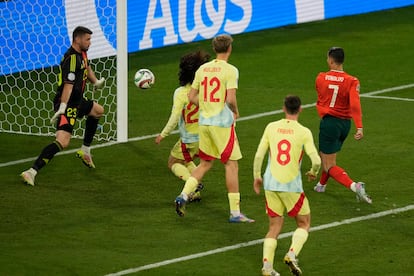 El portugués Cristiano Ronaldo, a la derecha, marca el segundo gol de su equipo contra España.