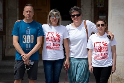 De izquierda a derecha, Miguel Ángel Calzada, Mónica de la Sierra, Yolanza Maza, y Elisa Limones, representantes de los trabajadores del Grupo Siro.