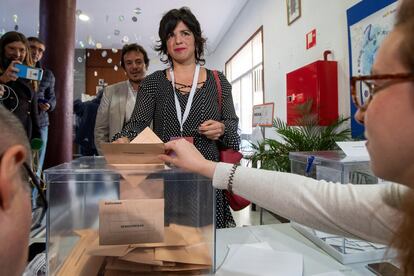 La líder de Unidas Podemos en Andalucía, Teresa Rodríguez, junto a su pareja, el alcalde de Cádiz, José María González (detrás), ejerce su derecho al voto en el colegio electoral La Salle Viña (Cádiz).