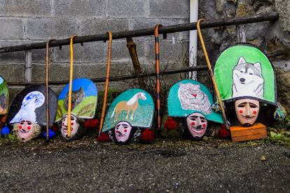 Maceda (Ourense). At the Maceda carnival (February 9 to 13), men hide behind masks called 'felos,' and wearing them is a symbol of authority. In past times these individuals would run after residents, grab them by the neck and demand that they hand over some change. These days they only jump around.