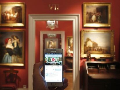 Un teléfono muestra el Twitter del Museo del Romanticismo, en una de sus salas.