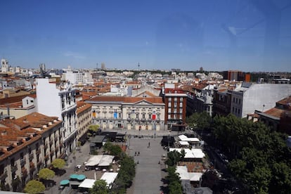 Vista general de la plaza de Santa Ana, espacio abierto perteneciente al barrio de Cortes donde se encuentra el Teatro Español. 