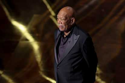 Morgan Freeman, en el escenario de la 97ª gala de los premios Oscar.