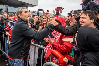 El entrenador del Athletic Club, Ernesto Valverde, saluda a los aficionados que han ido a recibirles este domingo en Lezama.