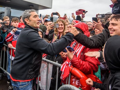 El entrenador del Athletic Club, Ernesto Valverde, saluda a los aficionados que han ido a recibirles este domingo en Lezama.