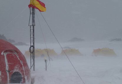 El Campamento Byers azotado por una ventisca durante una campaña antártica.