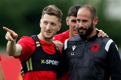 El jugador de Albania Iván Balliu, nacido en España, conversa con el preparador físico Luca Laurenti durante un entrenamiento en esta Eurocopa.
