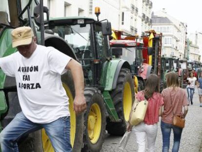 Un ganadero que apoya las protestas, junto a su tractor en Lugo.