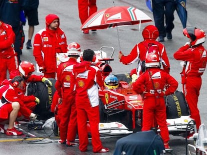Fernando Alonso espera en su monoplaza la reanudación de la carrera del Gran Premio de Malasia.