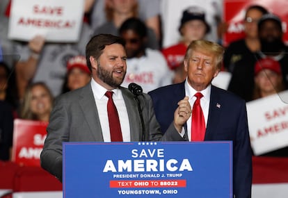 J.D. Vance y Donald Trump en un mitin en Ohio en 2022.
