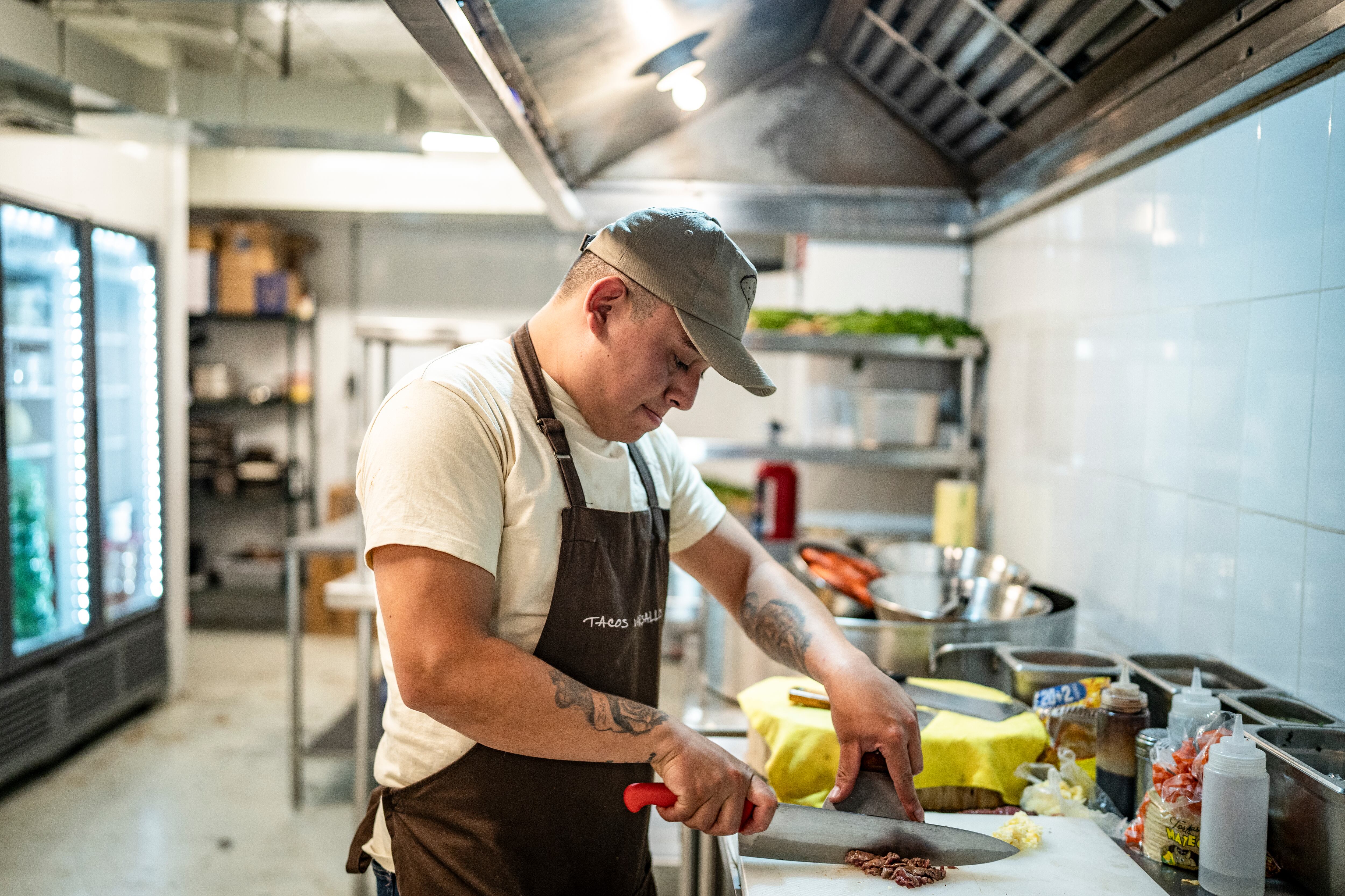 Un cocinero prepara un 'taco Versalles'.
