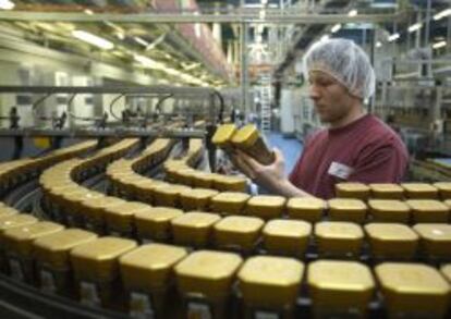 Un trabajador supervisa una l&iacute;nea de fabricaci&oacute;n de Nescaf&eacute;.