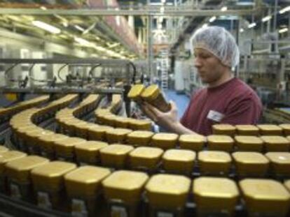 Un trabajador supervisa una l&iacute;nea de fabricaci&oacute;n de Nescaf&eacute;.