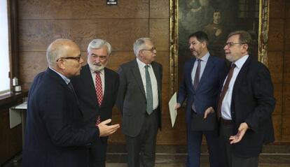 De izquierda a derecha, Eduardo Riestra, Darío Villanueva, Camilo José Cela Conde, Bieito Rubido y Juan Luis Cebrián.