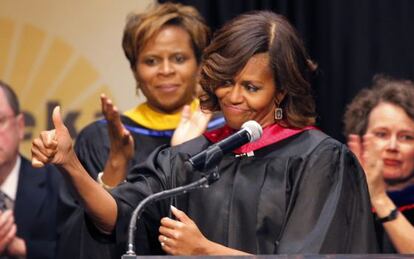 La primera dama Michelle Obama durante el acto de graduaci&oacute;n en Topeka. 